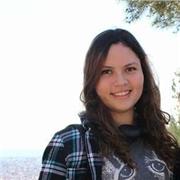 Enseño a los niños poder explorar su imaginación haciendo arte